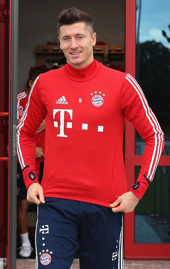 九游游戏平台莱万多夫斯基重返赛场，锐不可当首场状态出色，独行侠观众沸腾！